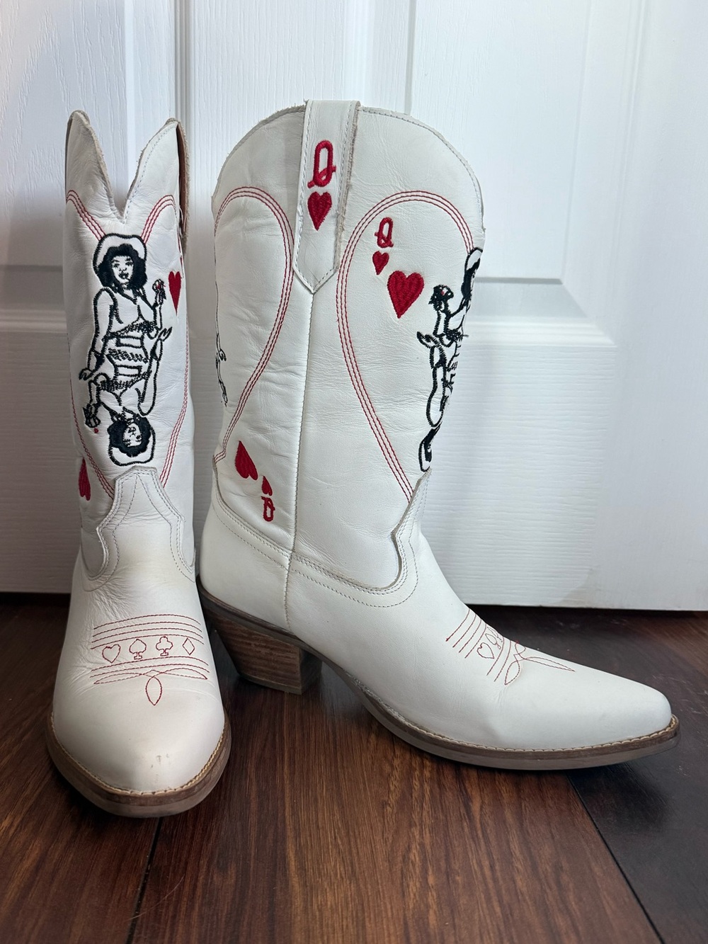 Dingo Queen of Hearts - Picture 2 of 7